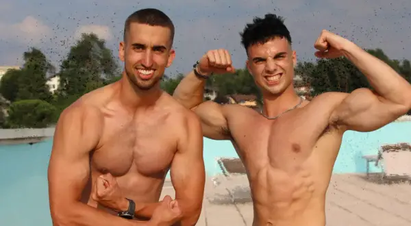 Due atleti muscolosi mostrano i loro addominali prima o dopo la corsa, con un sorriso e pose di forza.