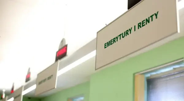 Tablice "Emerytury i renty" wiszą pod sufitem. Dowiedz się, jak obliczyć emeryturę netto z brutto.