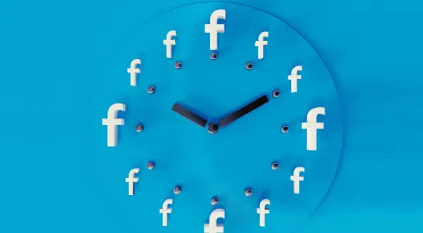 Zegar z literami "f" zamiast cyfr symbolizuje planowanie postów na FB. Czas na publikację!