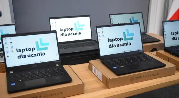 Kilka laptopów z napisem "laptop dla ucznia" na ekranach, gotowych do przekazania. Idealne laptopy dla dzieci z PGR.
