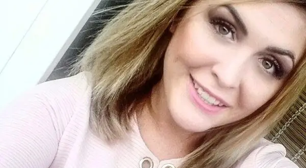 Uśmiechnięta Magdalena Pyznar z blond włosami i makijażem oczu.
