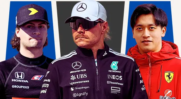 Trzech kierowców formuły 1: z lewej kierowca w czarnej bluzie z żółtym symbolem, w środku kierowca Mercedesa w białej czapce i okularach, z prawej kierowca Ferrari w czerwonej kurtce.