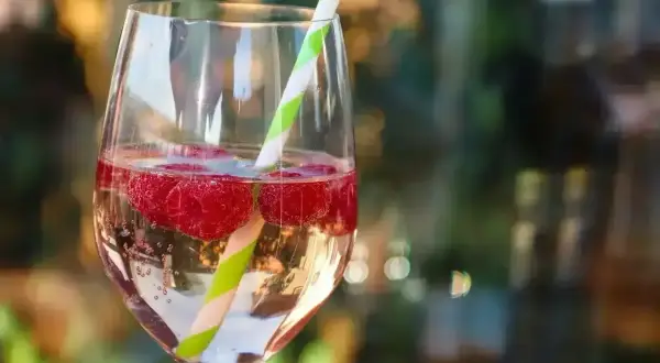 Orzeźwiający drink z malinami i słomką. Idealny na letnie wieczory, smakuje jak najlepsze bacardi malinowe.