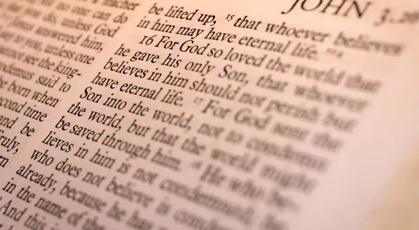 Fragment z Ewangelii wg św. Jana 3:16. "Tak bowiem Bóg umiłował świat, że Syna swego Jednorodzonego dał, aby każdy, kto w Niego wierzy, nie zginął, ale miał życie wieczne.