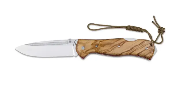 Navaja de bolsillo con mango de madera de olivo y hoja de acero. El diseño evoca la fuerza de un centauro, ideal para el nieto aventurero.