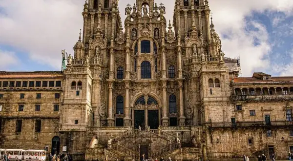 Majestuosa fachada de una de las catedrales barrocas más impresionantes, con gente paseando en la plaza.