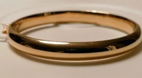 Pulsera de oro pulido, con un brillo que evoca cañas de oro. Un accesorio clásico y elegante.