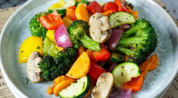 Buntes Ofengemüse mit Brokkoli, Paprika, Zucchini und Pilzen. Was esse ich heute? Eine gesunde und leckere Mahlzeit!
