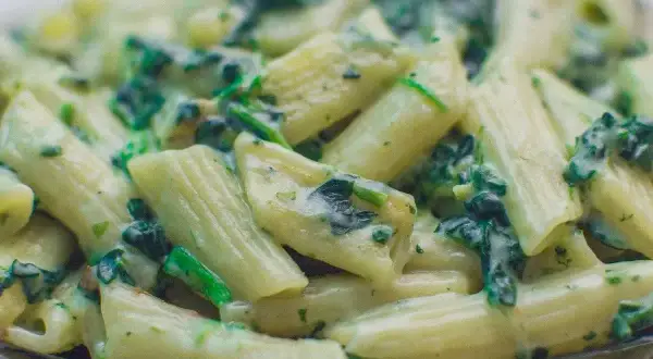 Penne z kremowym sosem, szpinakiem i fetą. Pyszne danie, które zachwyci każdego miłośnika makaronu ze szpinakiem i fetą.