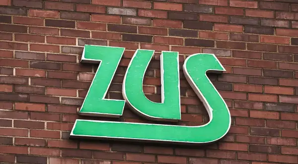 Zielone litery ZUS na ceglanej ścianie. Zastanawiasz się, jak długo jeszcze będzie działał mały zus plus?