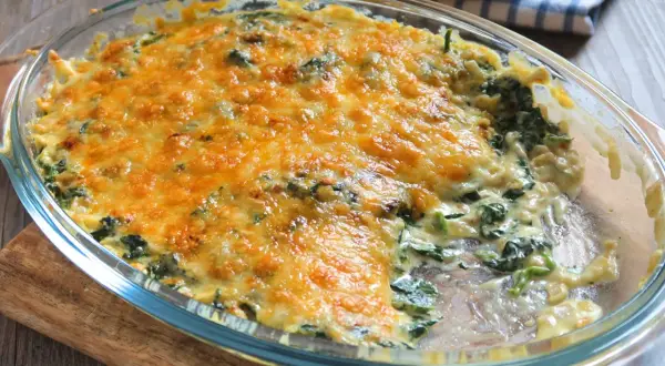 Espinacas a la crema con nata, gratinadas con queso dorado y burbujeante. Un plato reconfortante y delicioso.