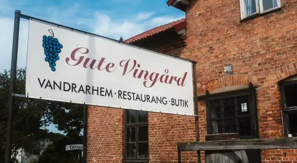 Gute Vingård: en mysig vingård med restaurang och butik. En skylt visar vägen till detta charmiga ställe.