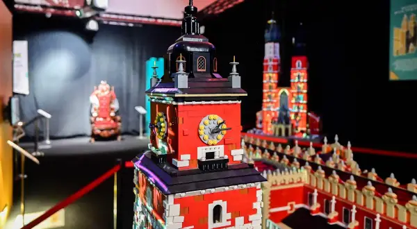 Wspaniała wystawa klocków LEGO w Poznaniu! Zobaczysz tu miniatury znanych budowli, jak Ratusz i Kościół Mariacki, zbudowane z milionów klocków.