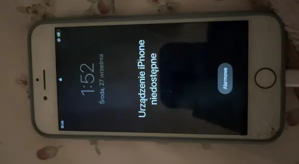 iPhone 7 z komunikatem "Urządzenie iPhone niedostępne" na ekranie blokady.