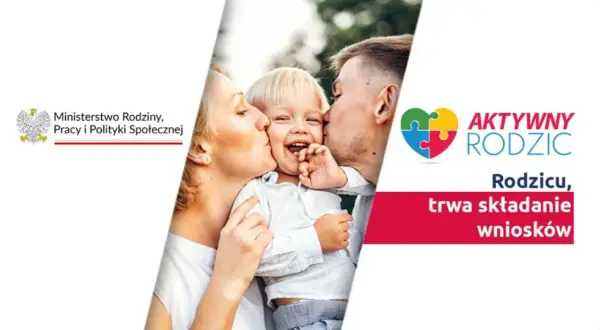 Szczęśliwa rodzina, mama całuje dziecko, tata obejmuje. Program AKTYWNY RODZIC wspiera rodziców w dobrych warunkach.