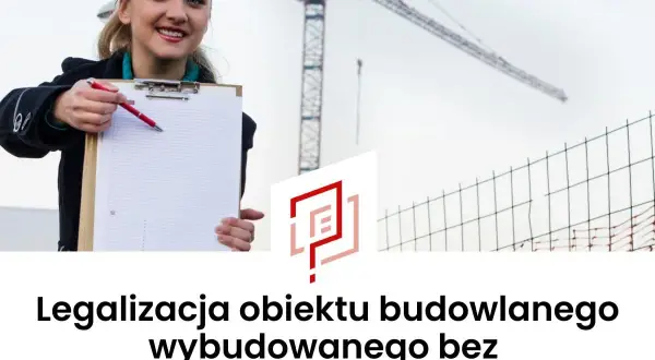 Kobieta z notatkami i długopisem wskazuje na dokumenty. W tle dźwig budowlany i siatka. Temat: legalizacja samowoli budowlanej.