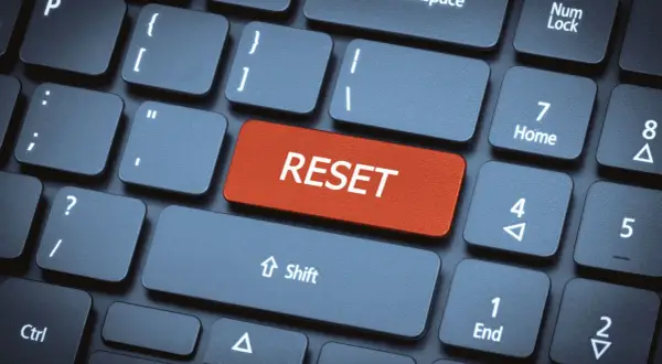 Klawisz "RESET" na klawiaturze. Chcesz wiedzieć, jak zresetować Samsung? Ten klawisz może być pomocny.