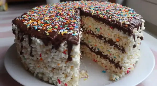 En färgglad rice krispies tårta med chokladglasyr och strössel. Perfekt för barnkalas!