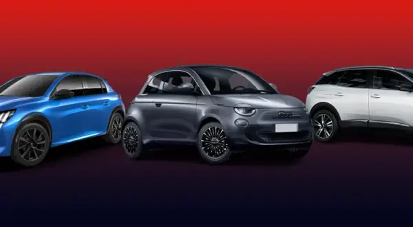 Trois voitures : une Peugeot 208 bleue, une Fiat 500 grise et un SUV blanc, représentant des voitures thermiques modernes.