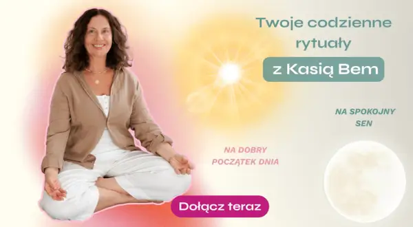 Kobieta w pozycji medytacyjnej. Dowiedz się, czym jest medytacja i jak może pomóc Ci w dobrym początku dnia i spokojnym śnie.
