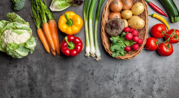Légumes frais variés. Pour la spondylarthrite ankylosante, aliments interdits ? Ces légumes sont généralement bons.