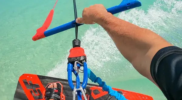 Jak zacząć kitesurfing: kluczowe informacje dla początkujących sportowców