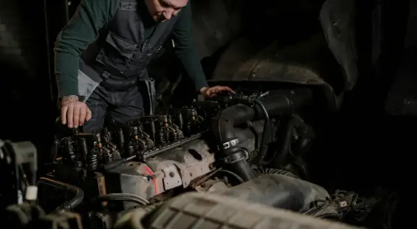 Mechanik bada silnik, szukając oznak nieszczelnej odmy.