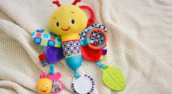 Zabawki sensoryczne dla niemowląt: wybierz mądrze i wspieraj rozwój!
