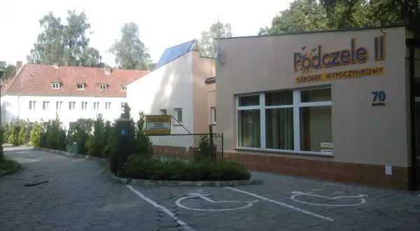 Ośrodek wypoczynkowy "Podczele II" z parkingiem dla niepełnosprawnych.