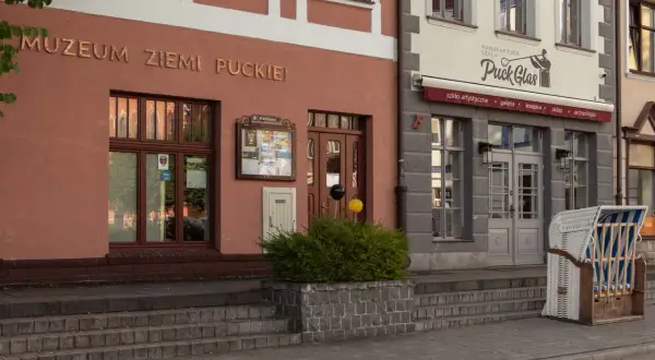 Muzeum Ziemi Puckiej i sklep z rękodziełem szklanym Puck Glas to ciekawe puck atrakcje.