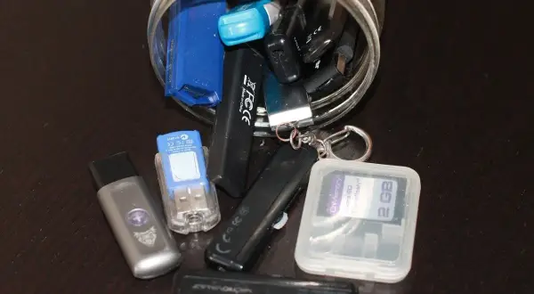 Varias memorias USB y tarjetas SD, algunas listas para encriptar información importante.