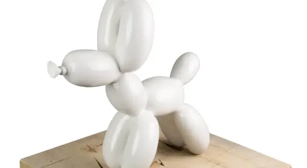 Weiße Ballonhunde-Skulptur auf Holzsockel.