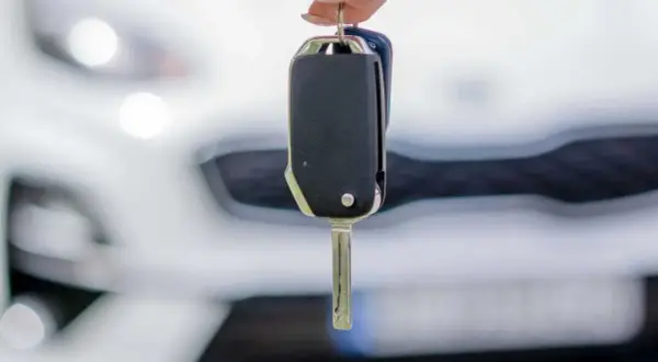 Kluczyki do nowego samochodu w leasing. Ciesz się jazdą bez zmartwień!