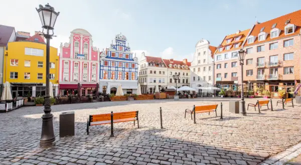 Kolorowe kamienice na Rynku Siennym w Szczecinie, urokliwe **szczecin atrakcje** zapraszają do spacerów.