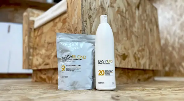 Poudre décolorante et oxydant pour une décoloration cheveux colorés réussie. Le kit EasyBlond et EasyOxy promet un éclaircissement jusqu'à 9 tons.