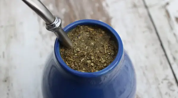 Niebieskie naczynie z yerba mate i metalową bombillą. Zastanawiasz się, ile yerby dziennie pić?
