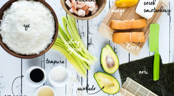 Domowe sushi z łososiem, krewetkami, mango, awokado, ogórkiem, serkiem śmietankowym i ryżem.