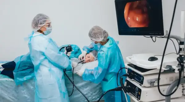 Lekarze wykonują gastroskopię przez nos. Na monitorze widać obraz z wnętrza przewodu pokarmowego.