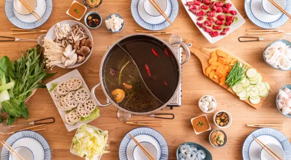 Chinesische Rezepte wie im Restaurant: Ein Hot Pot mit Fleisch, Garnelen, Pilzen, Gemüse und verschiedenen Dips lädt zum Genießen ein.