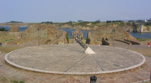 Reloj de sol en el cargadoiro ribadeo, con vistas a la ría y al puente.