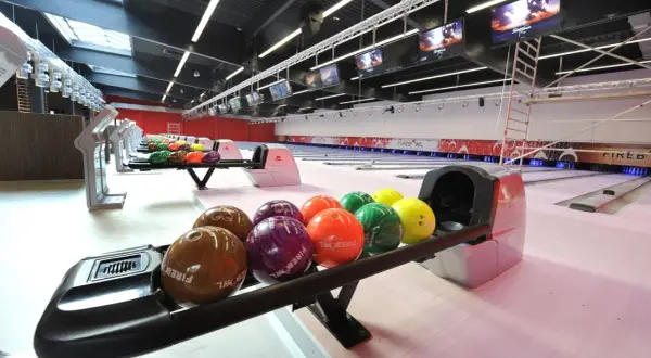 Bunte Bowlingkugeln warten auf ihren Einsatz in Wermelskirchen. Die Bahnen sind bereit für spannende Spiele.