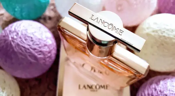Elegancki flakon Lancome Idole 100ml otoczony pastelowymi kulkami.
