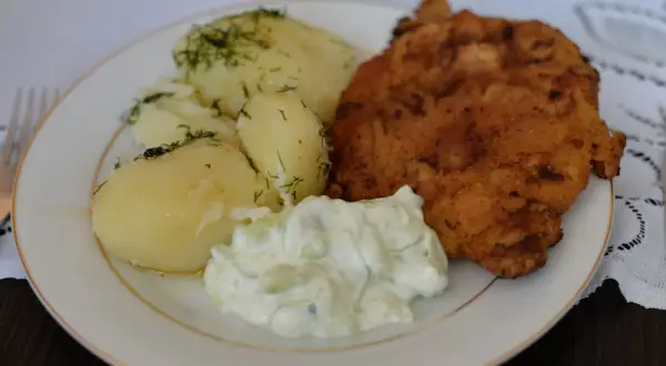 Ile kalorii ma schabowy z ziemniakami i surówką? Zaskakujące wartości!