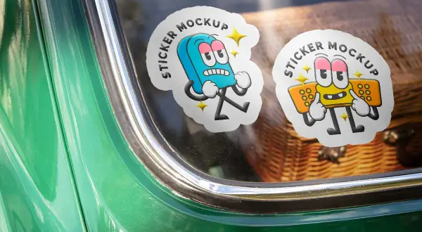 Dwa zabawne naklejki na szybie samochodu. Dowiedz się, jak usunąć naklejkę z szyby, by cieszyć się czystym widokiem.