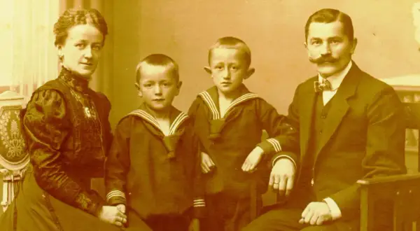 Die Familie von Freyberg posiert für ein Porträt: Mutter, Vater und zwei Söhne in Matrosenanzügen.