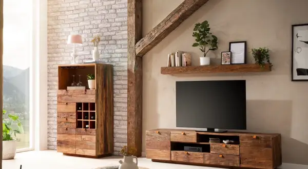 Rustikales Wohnzimmer mit Möbeln aus **Massivholz**, die Wärme und Gemütlichkeit ausstrahlen. Ein TV-Lowboard und ein Schrank mit Weinregal stehen im Fokus.