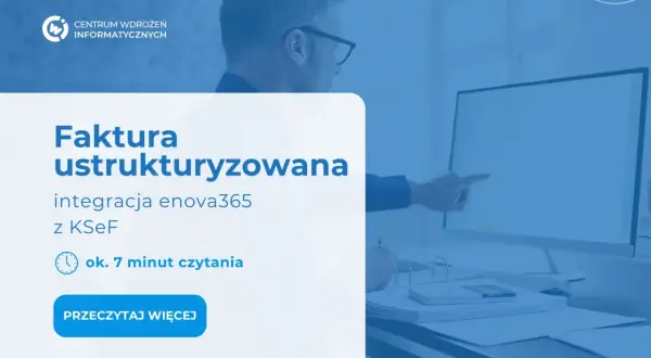 Mężczyzna w okularach pracuje przy komputerze, na ekranie widoczny tekst "Faktura ustrukturyzowana".