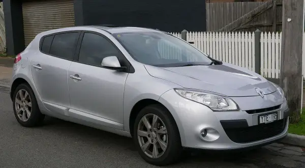 Srebrny hatchback Renault Megane 3, z widocznymi detalami nadwozia, idealny do miasta. Sprawdź megane 3 wymiary.