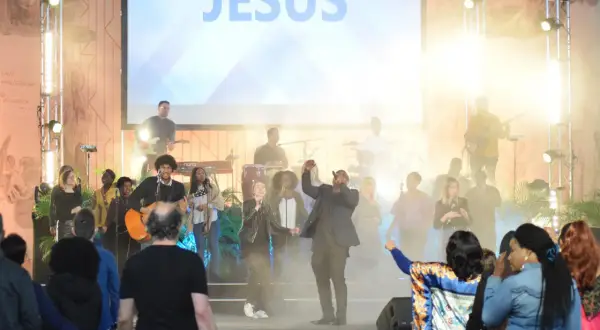 Band spielt bei der New Life Church vor einer Leinwand mit dem Wort "JESUS".