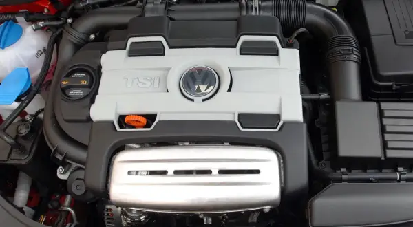 Silnik TSI z Golfa 5. Widoczny jest charakterystyczny symbol VW i napisy TSI.
